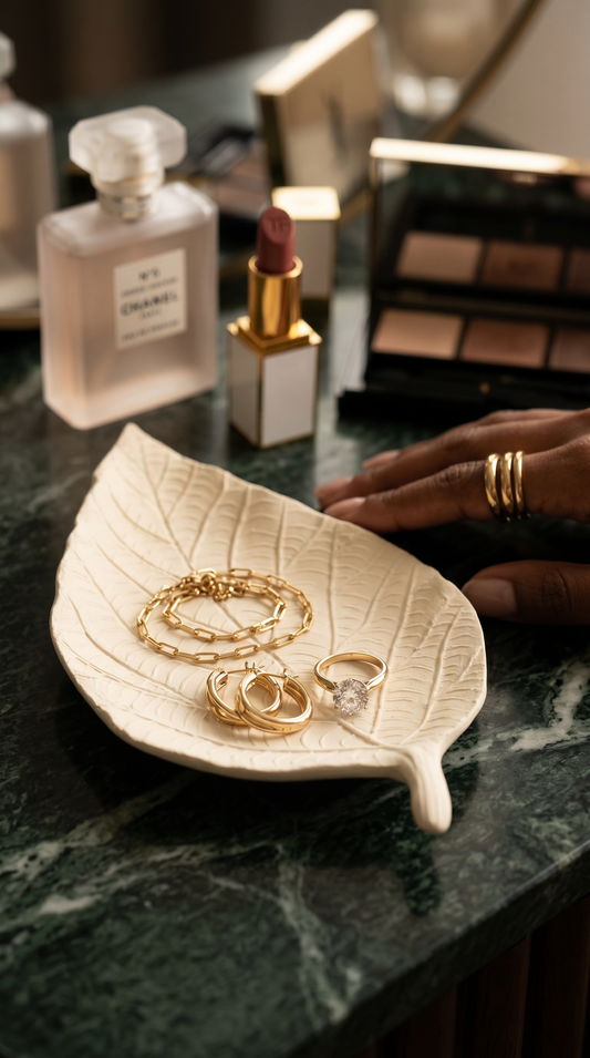 This beautifully crafted multipurpose leaf-shaped dish is available in cream. Made from Resin. Measuring 23 x13 cm