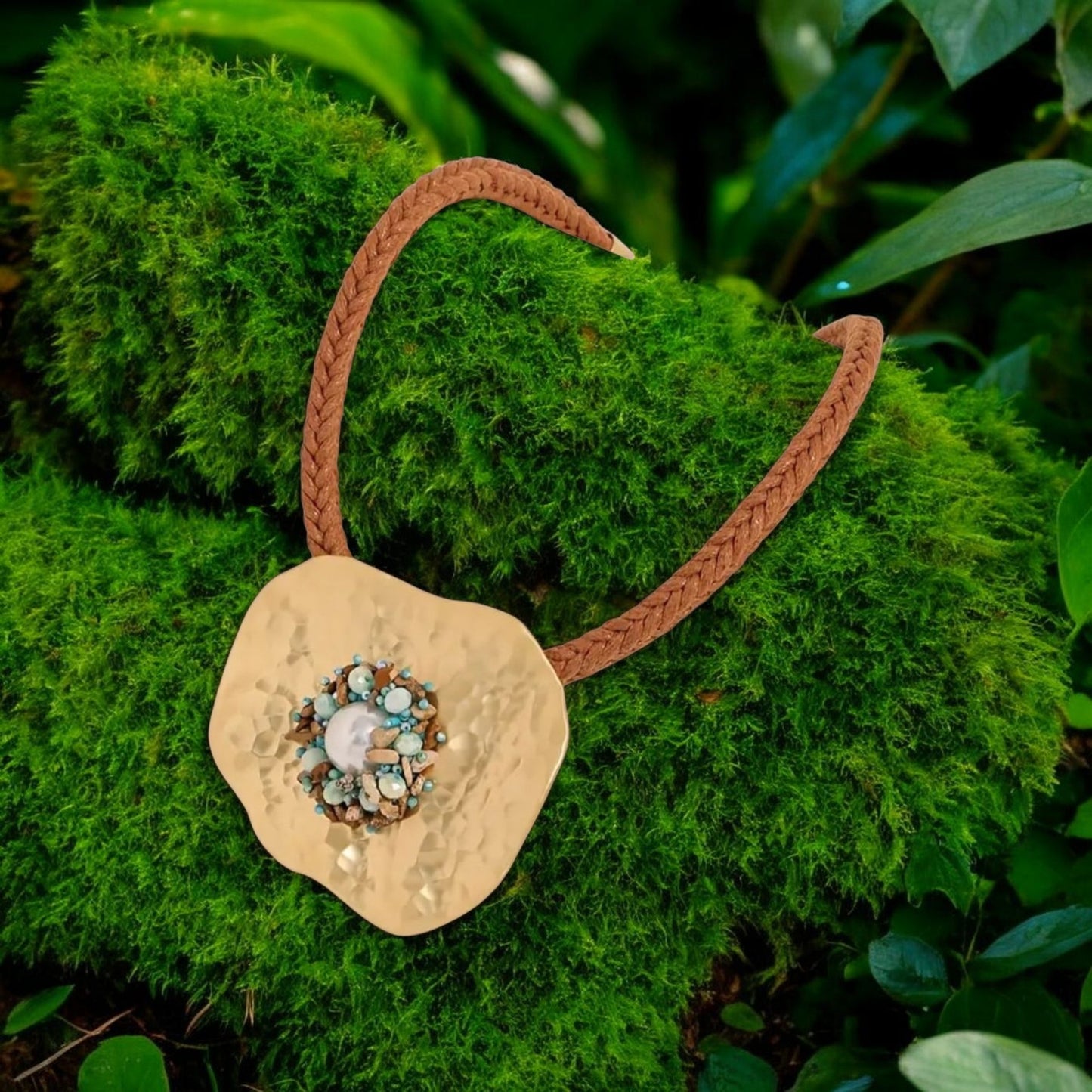 This chic necklace features a braided rope design that embodies minimalist elegance. At its center rests a striking gold alloy pendant, beautifully accented with colorful stones that bring vibrancy and charm to the piece.