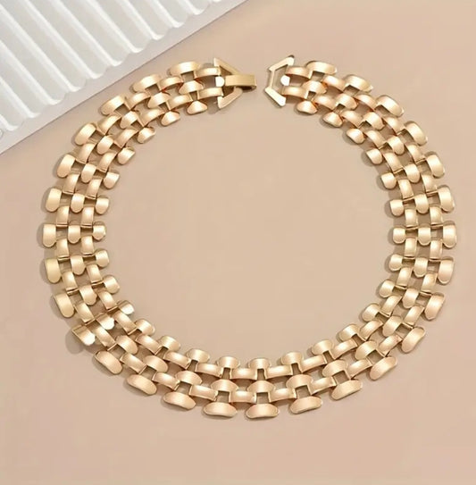 This golden hexagon hollow chain is the definition of edgy elegance. Crafted with bold, chunky links shaped into geometric hexagons, the necklace makes a powerful statement while maintaining a refined sophistication. 