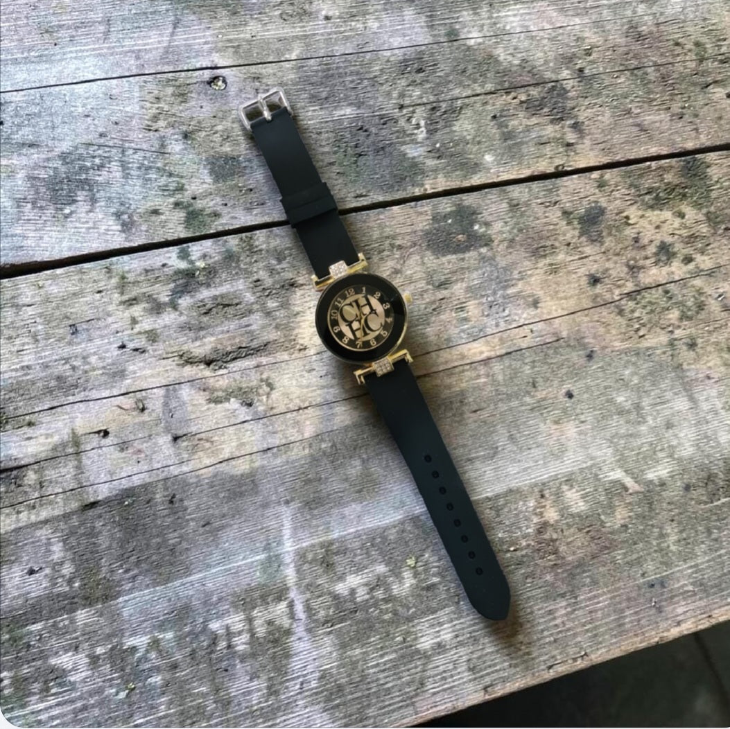 Add a touch of elegance to your everyday look with this ladies’ casual watch. Featuring a radiant gold face and a comfortable rubberized band, it’s available in black to suit your style. The band is accented with a subtle touch of diamante, giving it just the right amount of sparkle. Perfect for casual wear yet chic enough to elevate any outfit, this watch blends practicality with feminine charm.