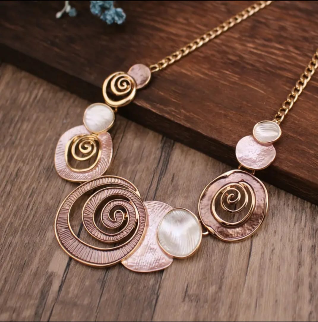 Designed in warm coffee shades accented by touches of soft pink, the necklace features intricately crafted alloy flowers paired with seashell elements that create a graceful, beach‑inspired look.